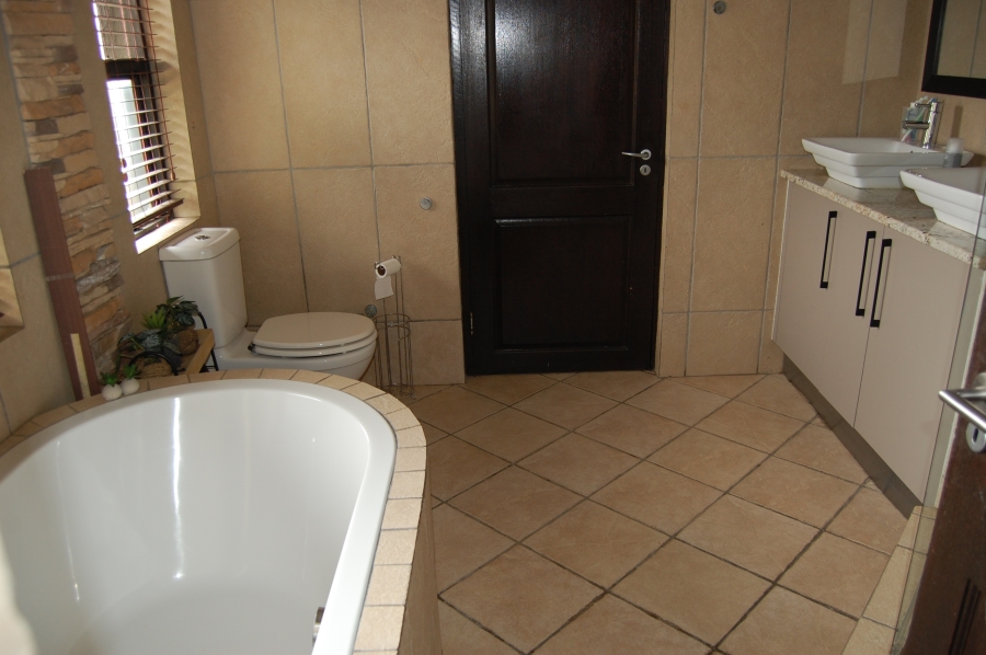 5 Bedroom Property for Sale in Featherbrooke Estate Gauteng
