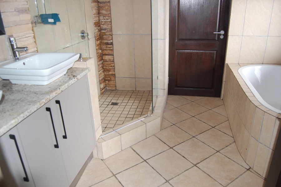 5 Bedroom Property for Sale in Featherbrooke Estate Gauteng