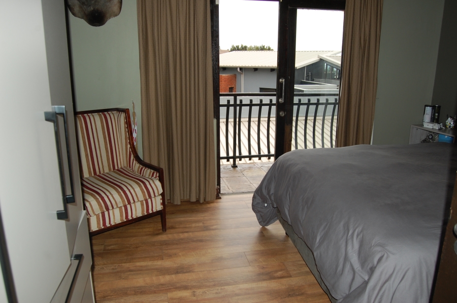 5 Bedroom Property for Sale in Featherbrooke Estate Gauteng
