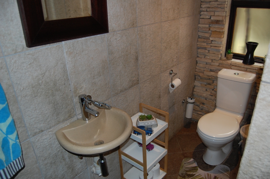 5 Bedroom Property for Sale in Featherbrooke Estate Gauteng