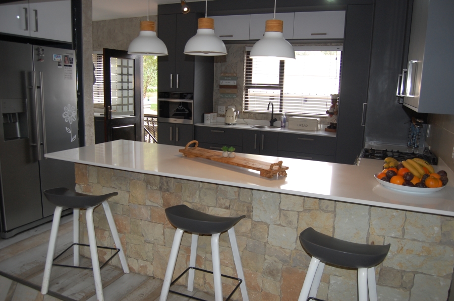 5 Bedroom Property for Sale in Featherbrooke Estate Gauteng