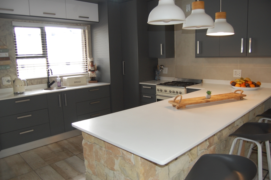 5 Bedroom Property for Sale in Featherbrooke Estate Gauteng