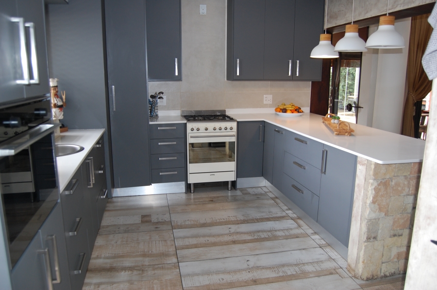 5 Bedroom Property for Sale in Featherbrooke Estate Gauteng