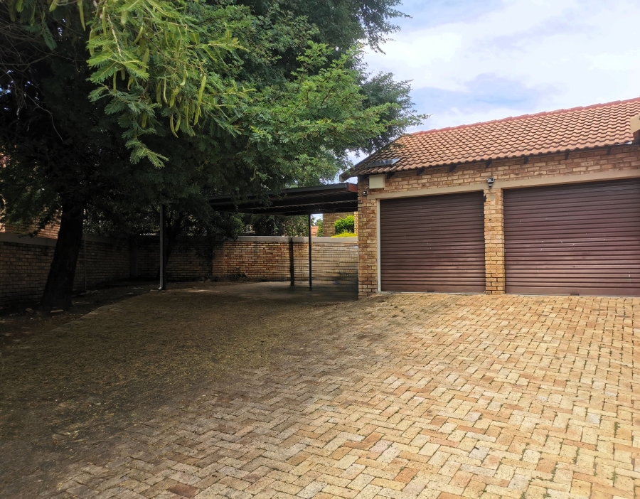 3 Bedroom Property for Sale in Honeydew Manor Gauteng