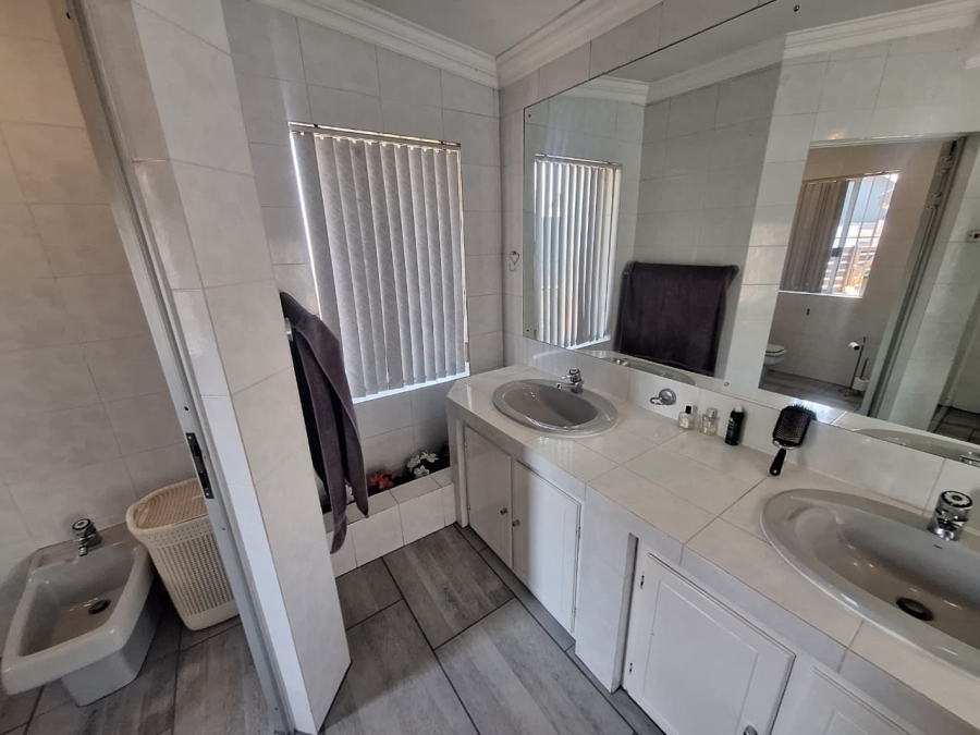 6 Bedroom Property for Sale in Dowerglen Gauteng