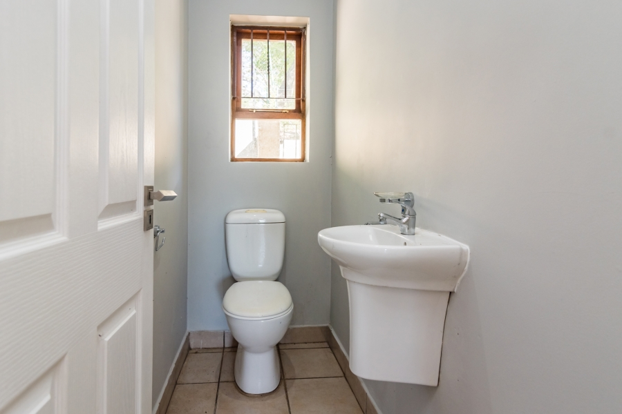 4 Bedroom Property for Sale in Hurlingham Gauteng