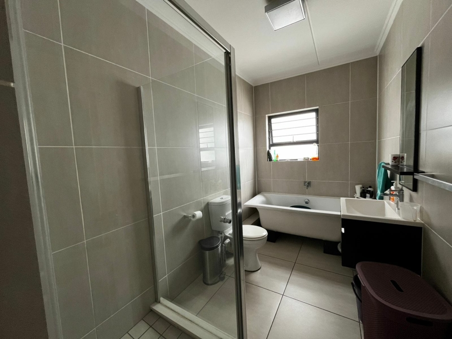 To Let 3 Bedroom Property for Rent in Greenstone Hill Gauteng