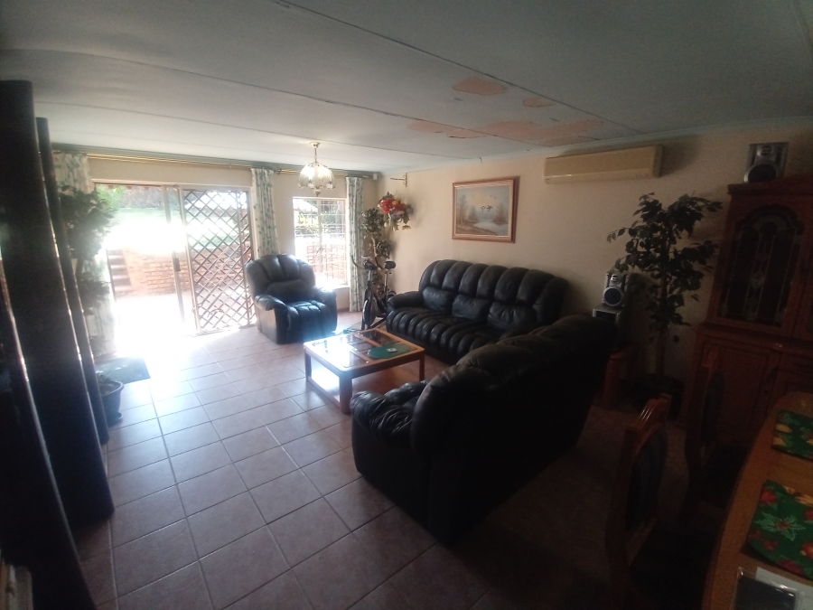 3 Bedroom Property for Sale in Mulbarton Gauteng