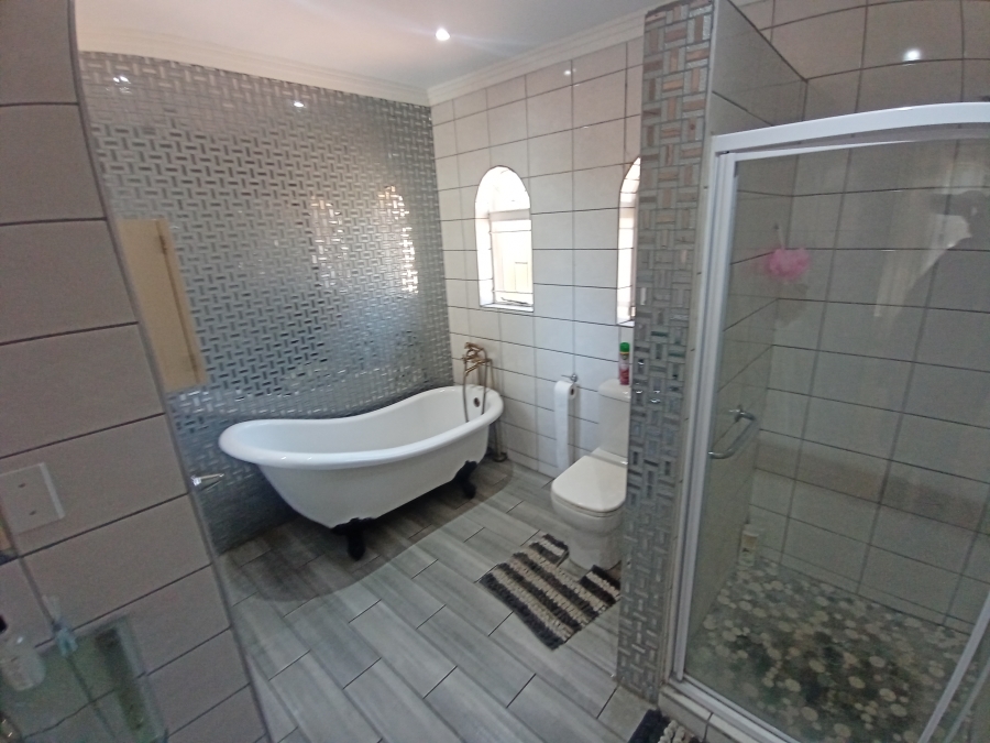 4 Bedroom Property for Sale in Glenvista Gauteng