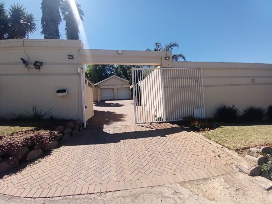 4 Bedroom Property for Sale in Linmeyer Gauteng