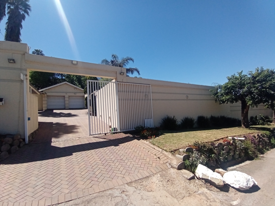 4 Bedroom Property for Sale in Linmeyer Gauteng