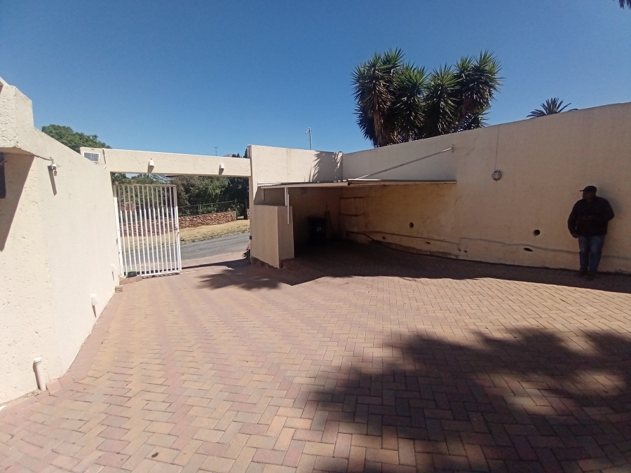 4 Bedroom Property for Sale in Linmeyer Gauteng