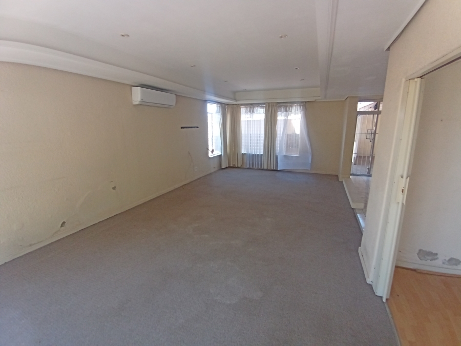 4 Bedroom Property for Sale in Linmeyer Gauteng