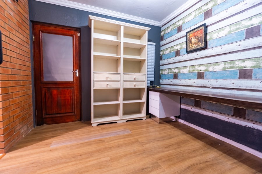 4 Bedroom Property for Sale in Radiokop Gauteng