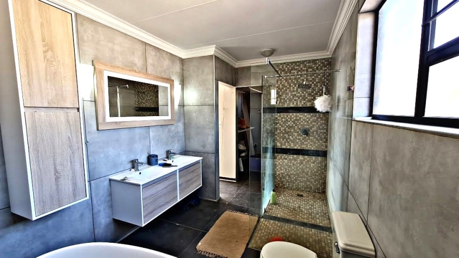6 Bedroom Property for Sale in Waterkloof Gauteng