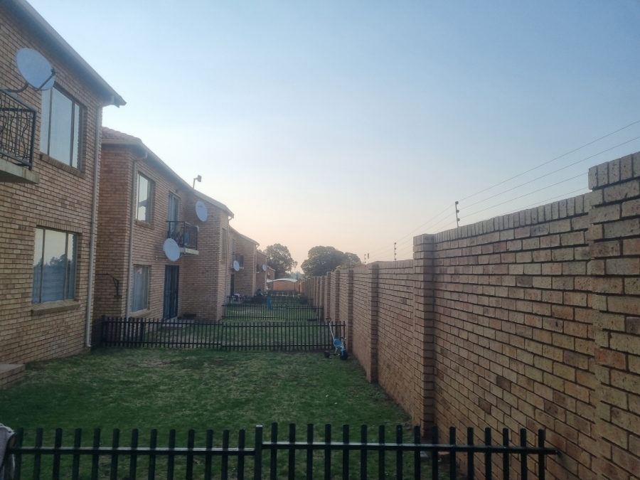 2 Bedroom Property for Sale in Greenhills Gauteng