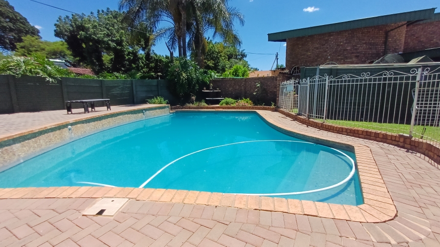 7 Bedroom Property for Sale in Dorandia Gauteng