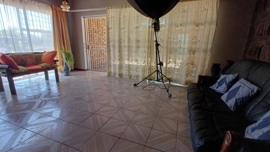 7 Bedroom Property for Sale in Dorandia Gauteng