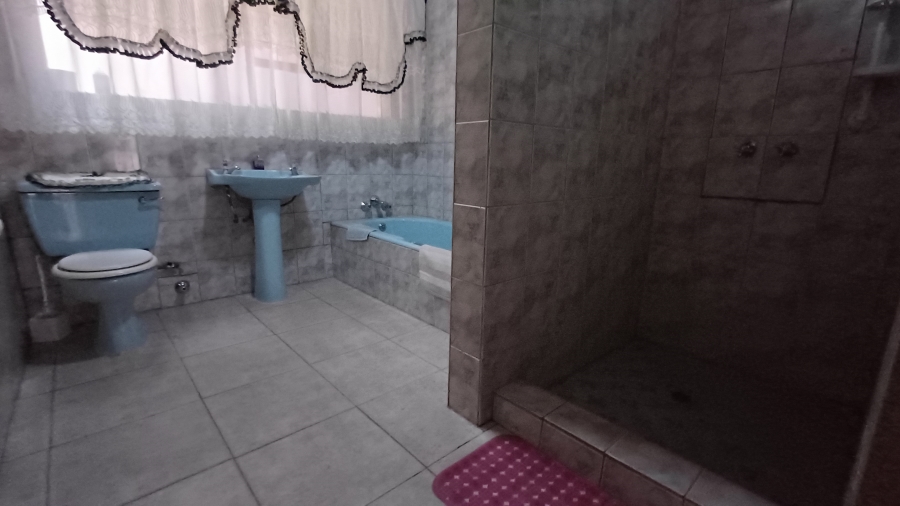 7 Bedroom Property for Sale in Dorandia Gauteng