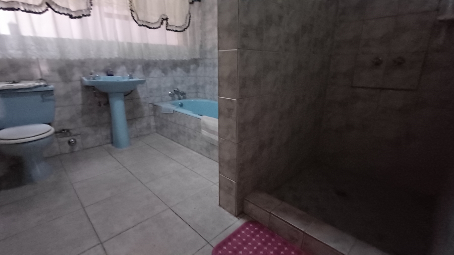 7 Bedroom Property for Sale in Dorandia Gauteng