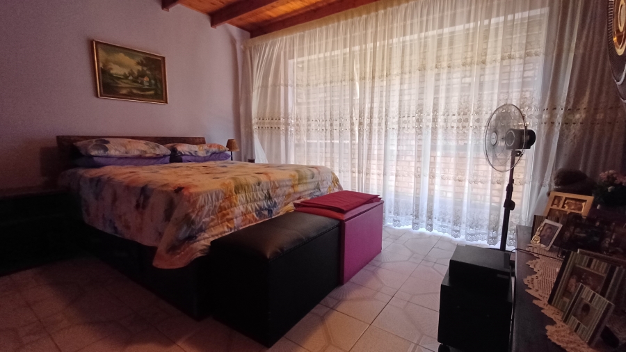 7 Bedroom Property for Sale in Dorandia Gauteng