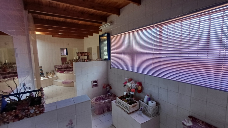 7 Bedroom Property for Sale in Dorandia Gauteng
