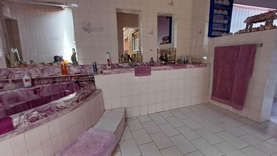 7 Bedroom Property for Sale in Dorandia Gauteng