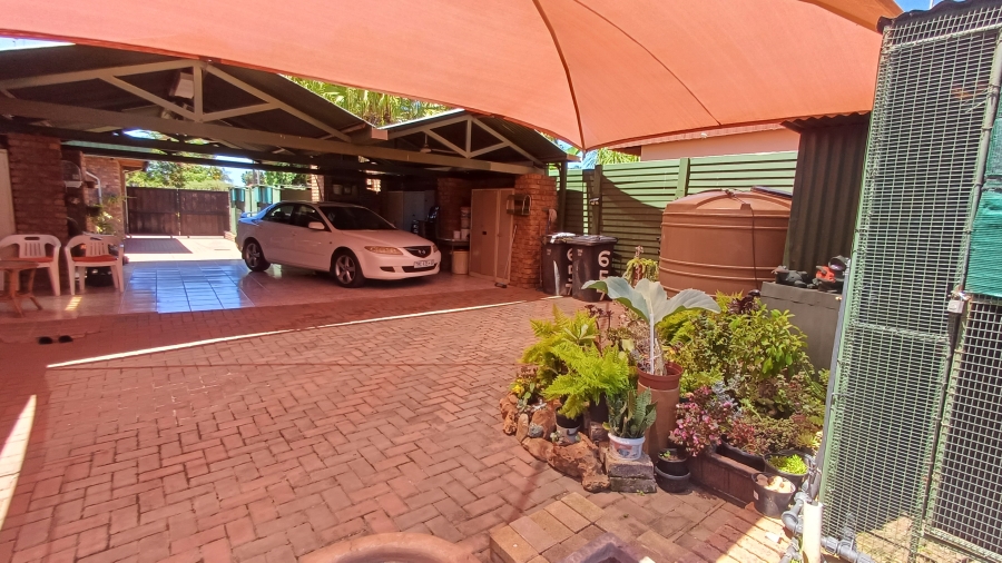 7 Bedroom Property for Sale in Dorandia Gauteng
