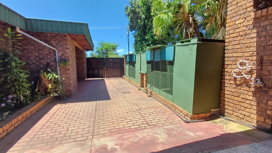 7 Bedroom Property for Sale in Dorandia Gauteng