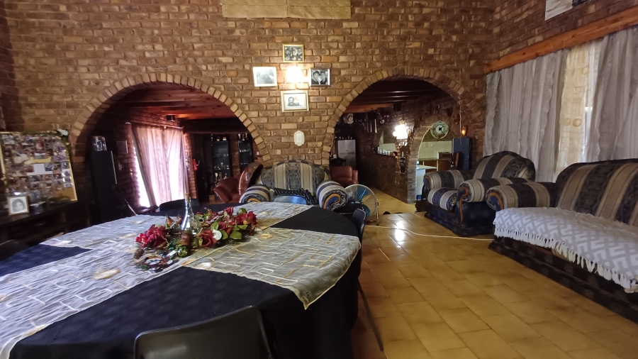 7 Bedroom Property for Sale in Dorandia Gauteng