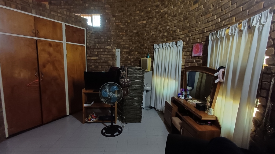 7 Bedroom Property for Sale in Dorandia Gauteng