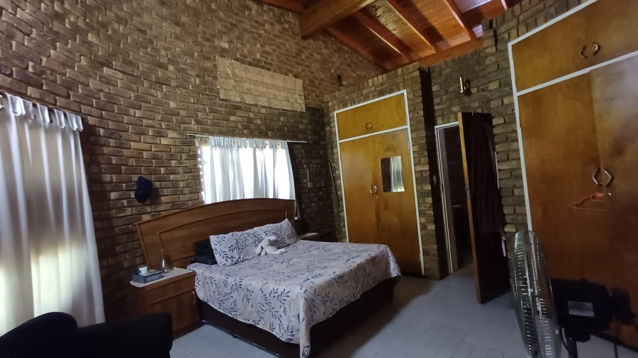 7 Bedroom Property for Sale in Dorandia Gauteng