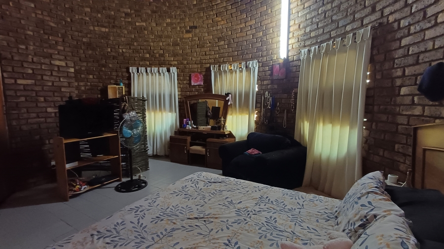 7 Bedroom Property for Sale in Dorandia Gauteng