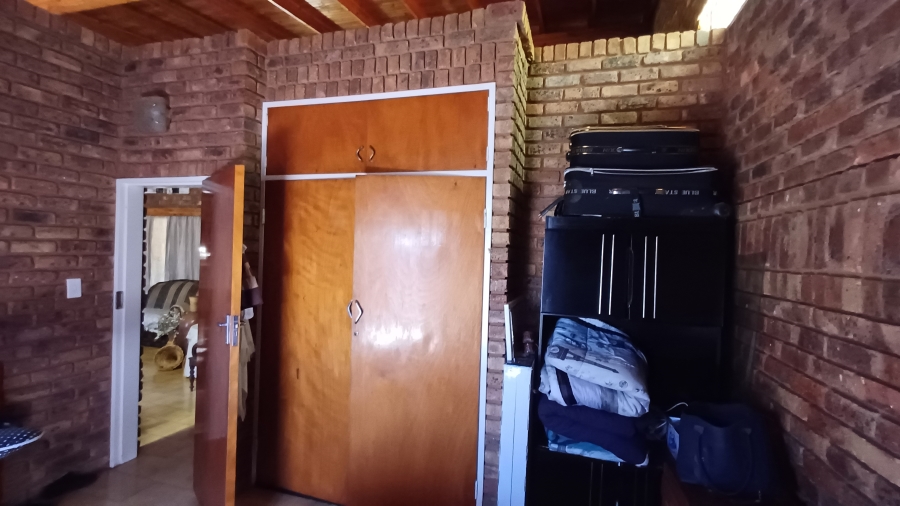 7 Bedroom Property for Sale in Dorandia Gauteng