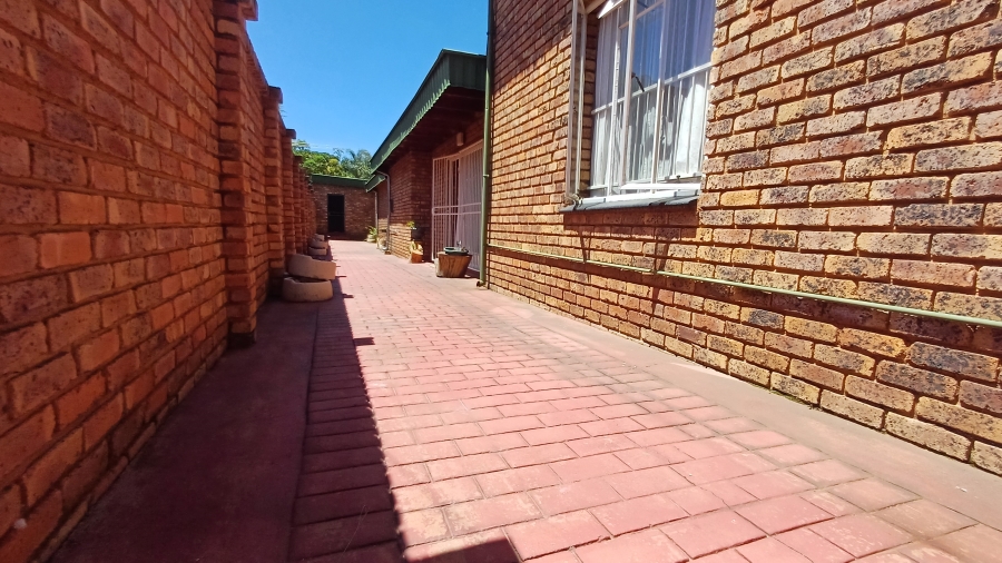 7 Bedroom Property for Sale in Dorandia Gauteng
