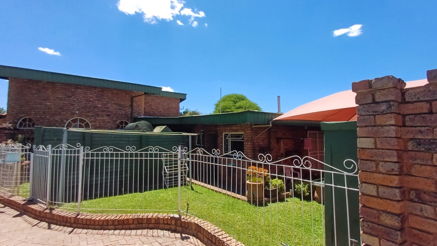 7 Bedroom Property for Sale in Dorandia Gauteng