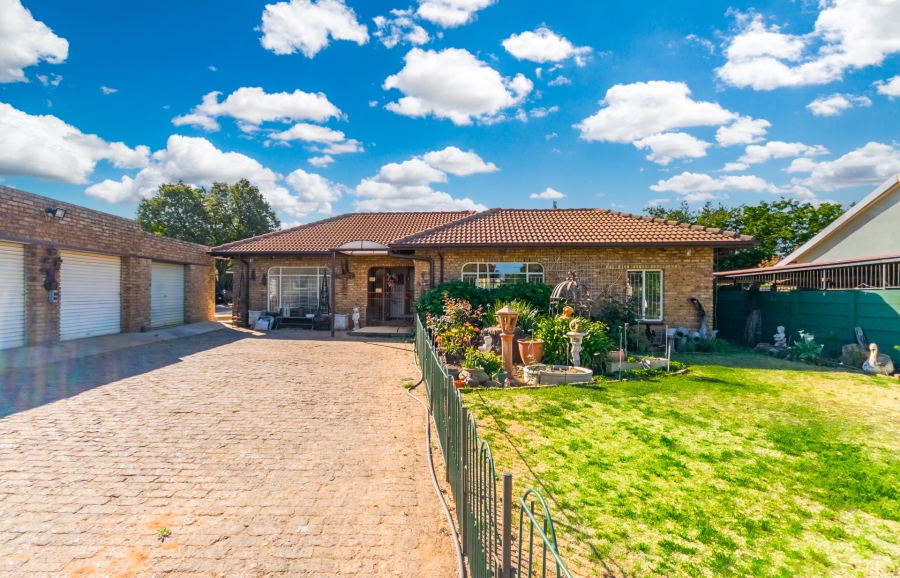 4 Bedroom Property for Sale in Helikonpark Gauteng