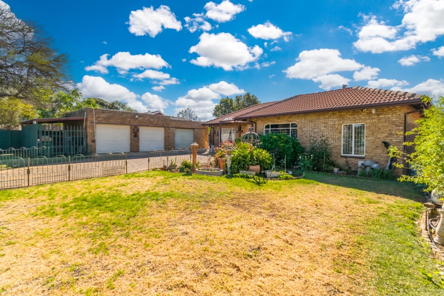 4 Bedroom Property for Sale in Helikonpark Gauteng