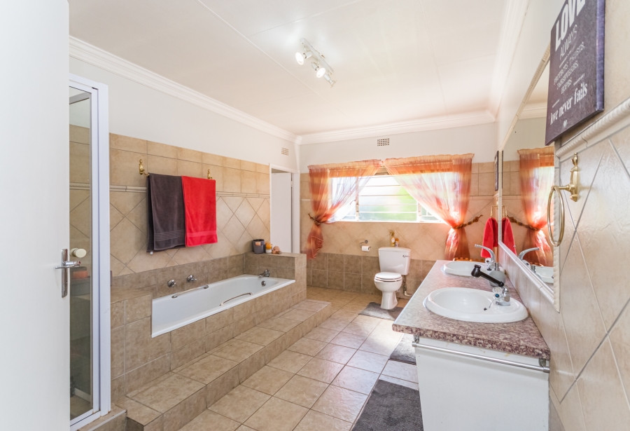 4 Bedroom Property for Sale in Helikonpark Gauteng