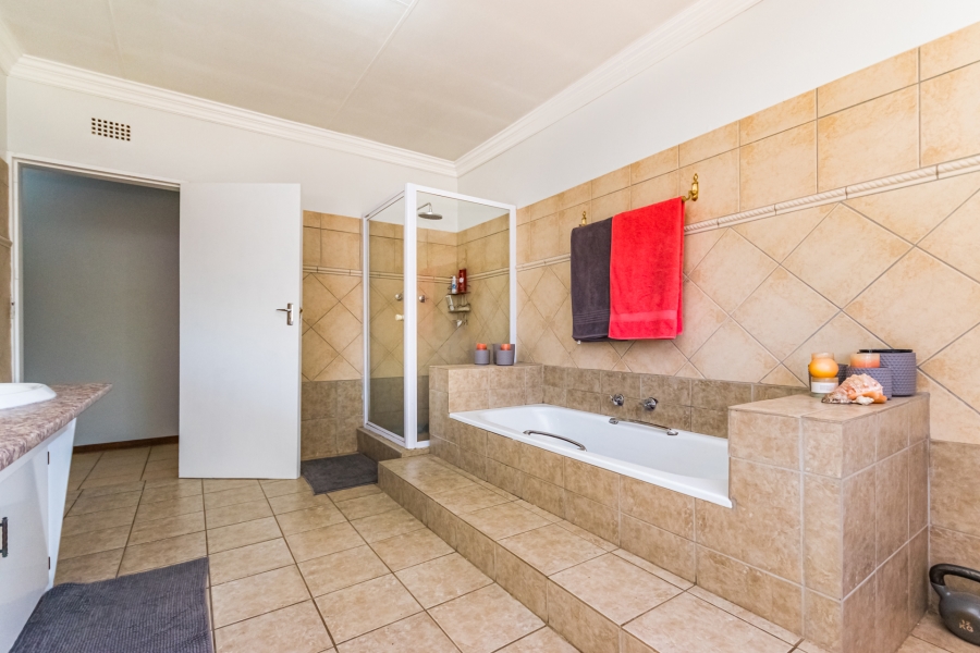 4 Bedroom Property for Sale in Helikonpark Gauteng