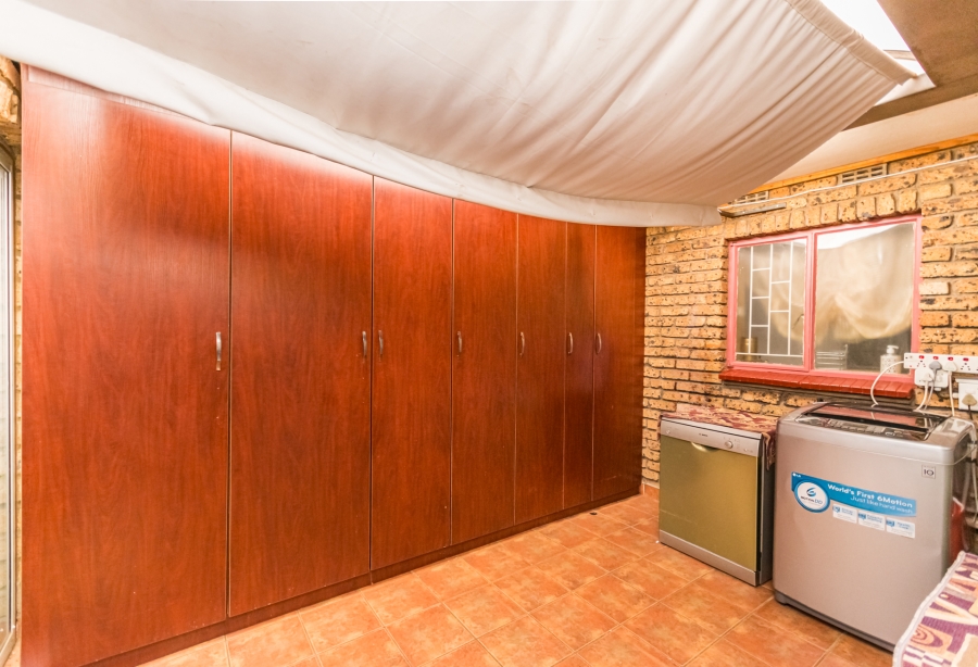4 Bedroom Property for Sale in Helikonpark Gauteng