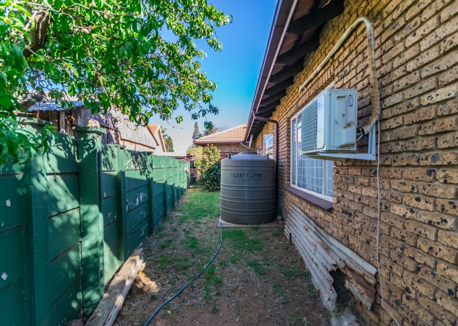 4 Bedroom Property for Sale in Helikonpark Gauteng