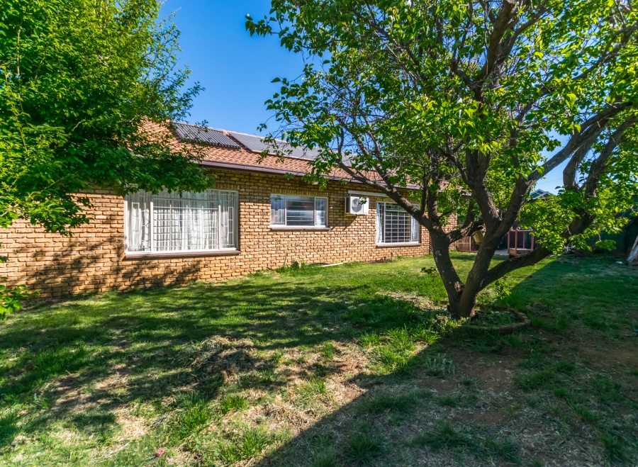 4 Bedroom Property for Sale in Helikonpark Gauteng