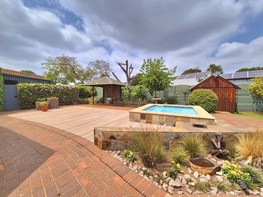4 Bedroom Property for Sale in Larrendale Gauteng
