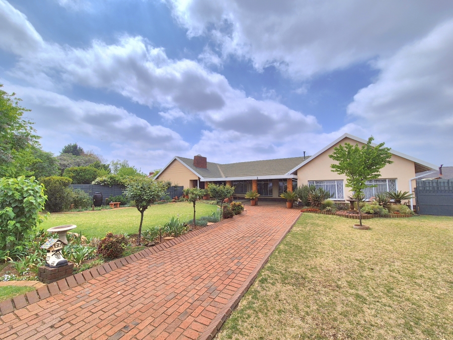 4 Bedroom Property for Sale in Larrendale Gauteng