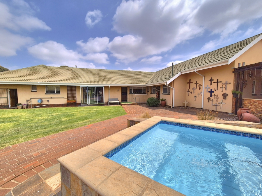 4 Bedroom Property for Sale in Larrendale Gauteng