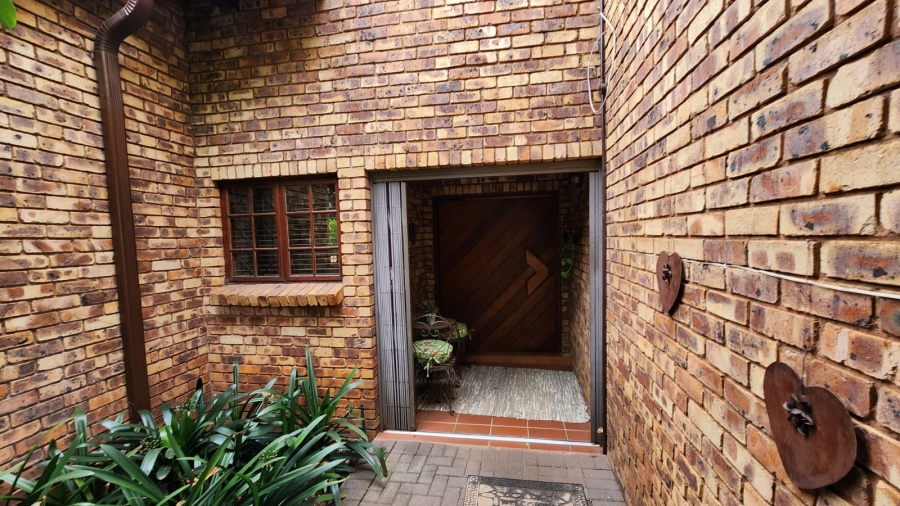 4 Bedroom Property for Sale in Eldoraigne Gauteng