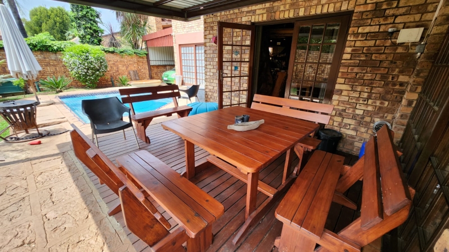 4 Bedroom Property for Sale in Eldoraigne Gauteng
