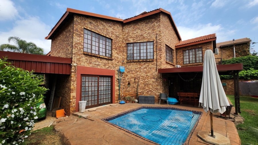 4 Bedroom Property for Sale in Eldoraigne Gauteng