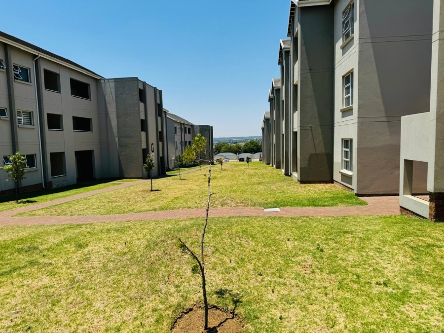 2 Bedroom Property for Sale in Blue Hills Gauteng